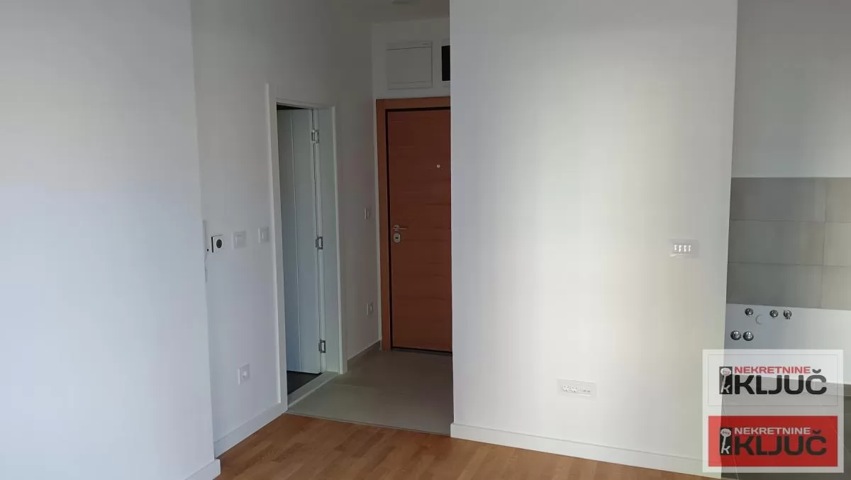 NOVO NASELJE IZDAJE SE NENAMEŠTENA GARSONJERA U KOMPLEKSU KNEŽEV PARK 2