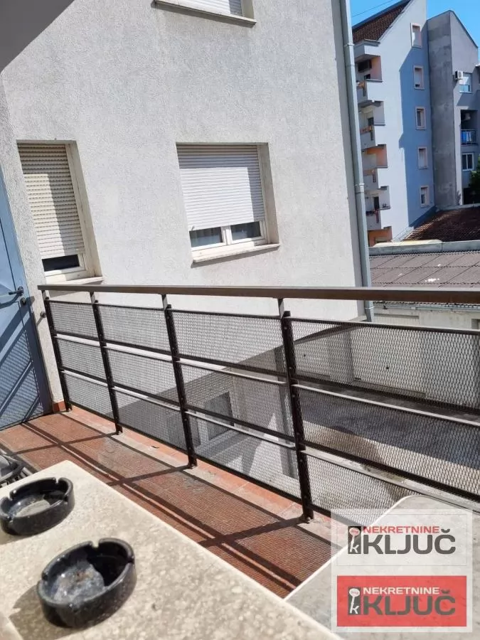 SAJAM IZDAJE SE DVOSOBAN NAMEŠTEN STAN 12