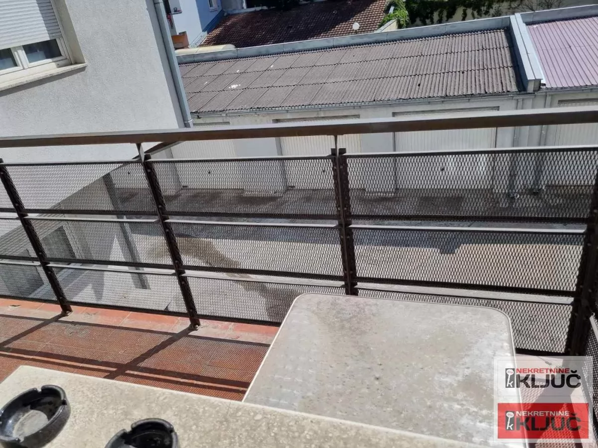 SAJAM IZDAJE SE DVOSOBAN NAMEŠTEN STAN 13