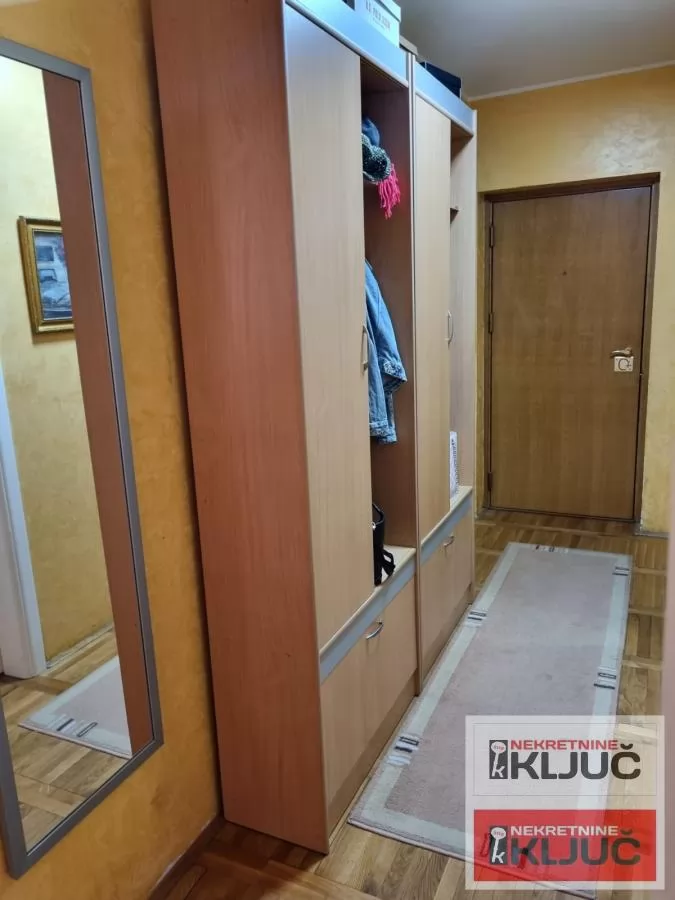 SAJAM IZDAJE SE DVOSOBAN NAMEŠTEN STAN 8