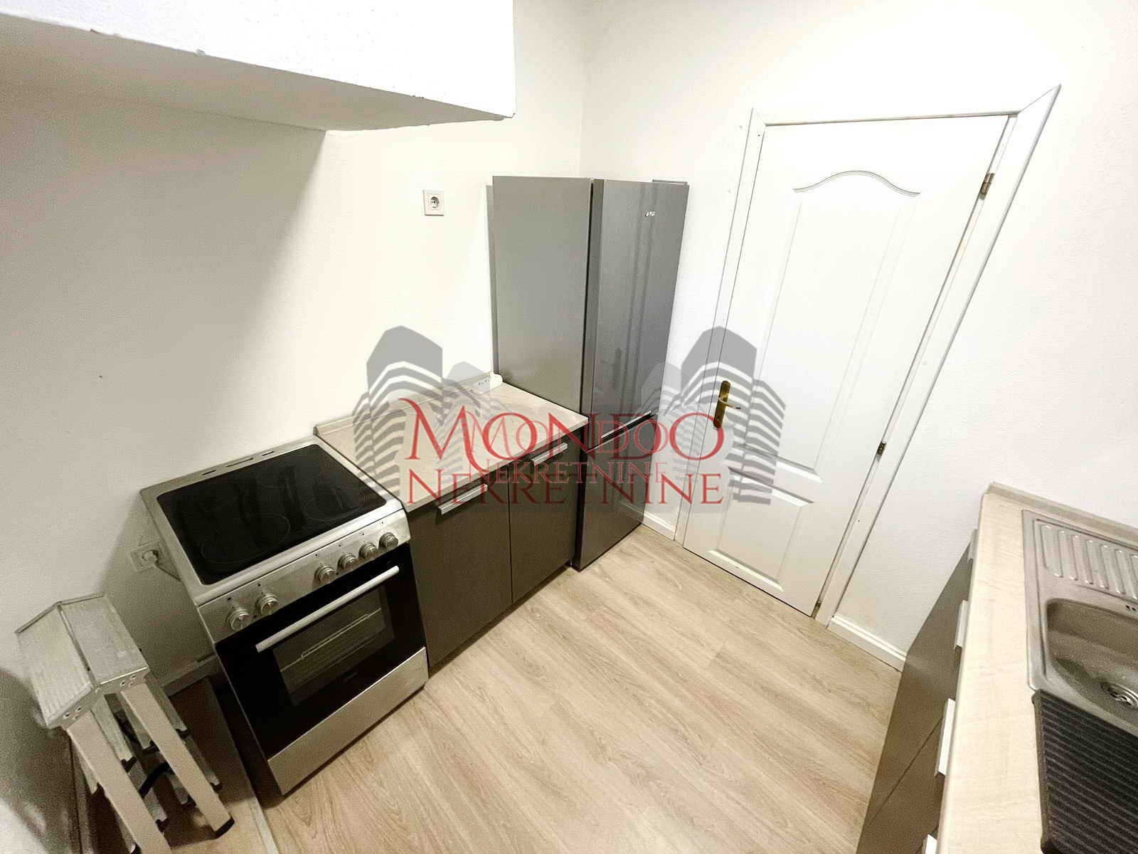 Trosoban stan u centru u blizini Doma vosjke, Niš 8