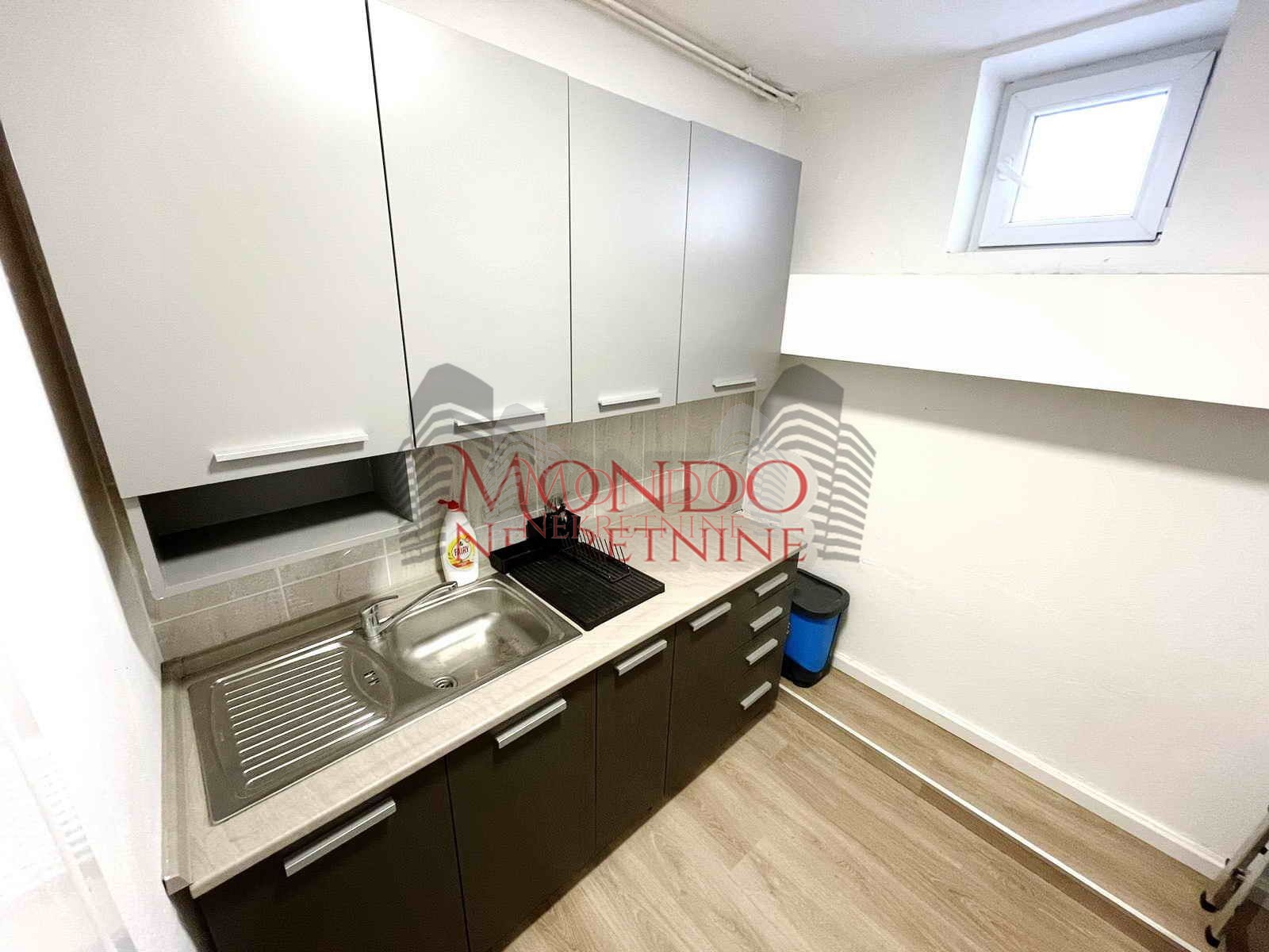 Trosoban stan u centru u blizini Doma vosjke, Niš 7