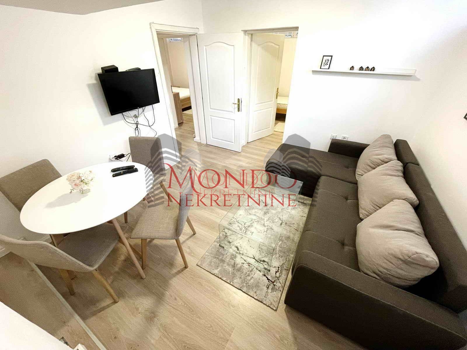 Trosoban stan u centru u blizini Doma vosjke, Niš 1