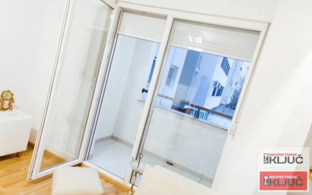 PODBARA IZDAJE SE JEDNOIPOSOBAN NAMEŠTEN STAN SA PARKING MESTOM 10