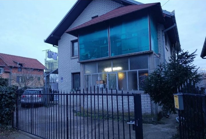 Prodajem kucu u Surcinu 1