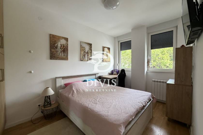 Prostran porodičan stan za izdavanje u East Side kompleksu  85m2 4