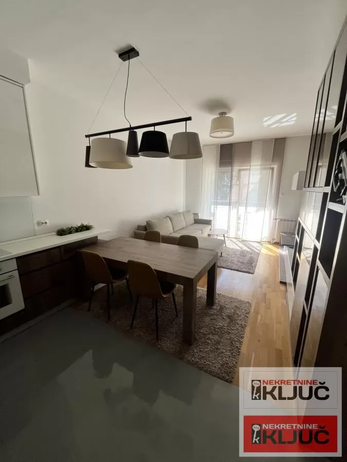 KOD NIS-A, 78m2, Trosoban, Namešten 1