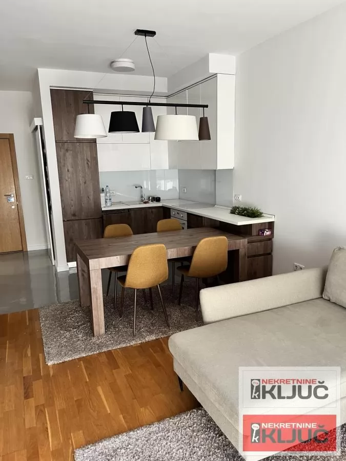 KOD NIS-A, 78m2, Trosoban, Namešten 2