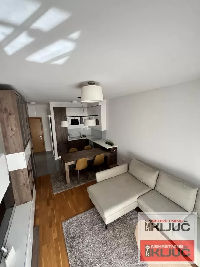 KOD NIS-A, 78m2, Trosoban, Namešten 3