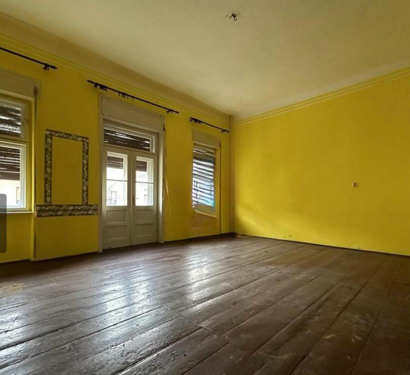 Prodaje se ceo sprat vise stanova na glavnoj ulici u Somboru 1