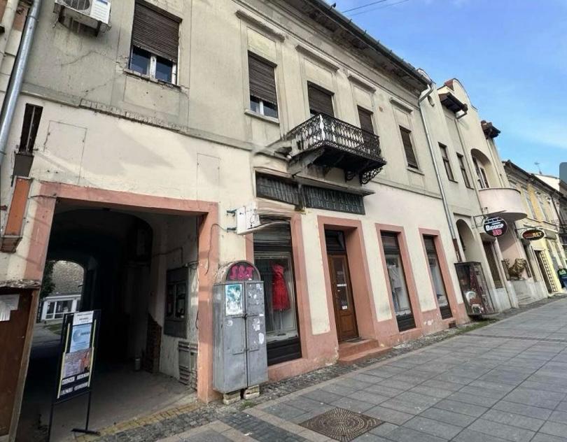 Prodaje se ceo sprat vise stanova na glavnoj ulici u Somboru 4