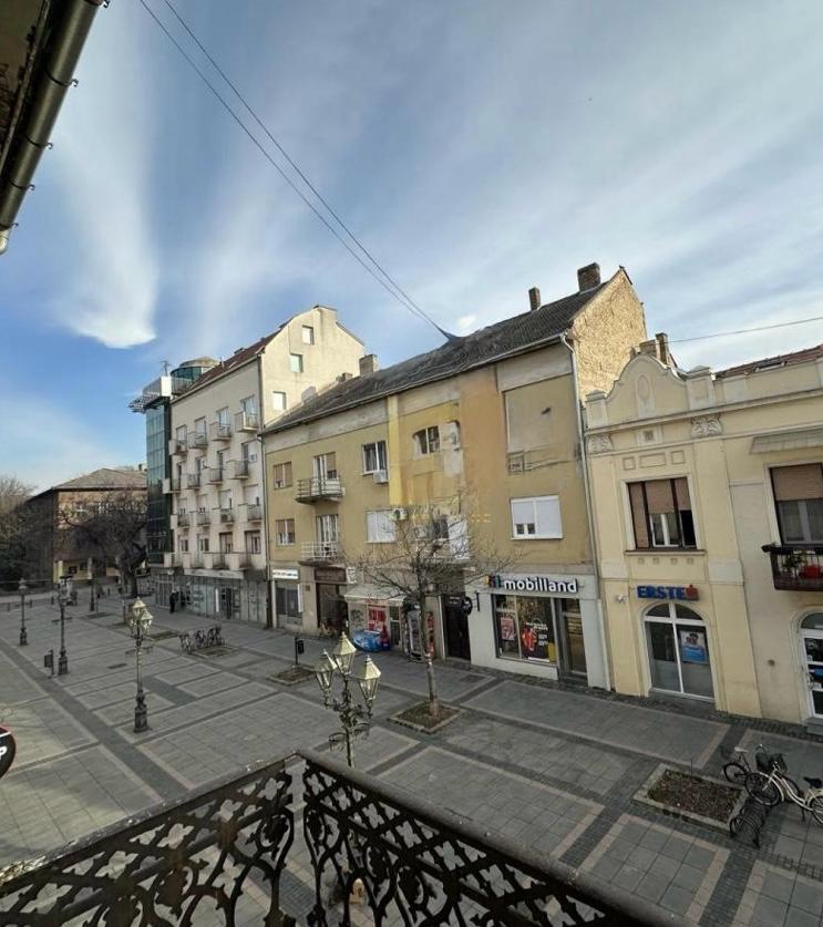 Prodaje se ceo sprat vise stanova na glavnoj ulici u Somboru 5