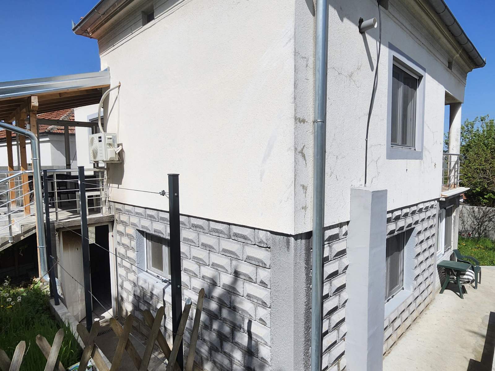 Sredjena kuca 200m2 sa visokim zidovima i potpuno privatnoscu 4km od Soko Banje Resnik 1