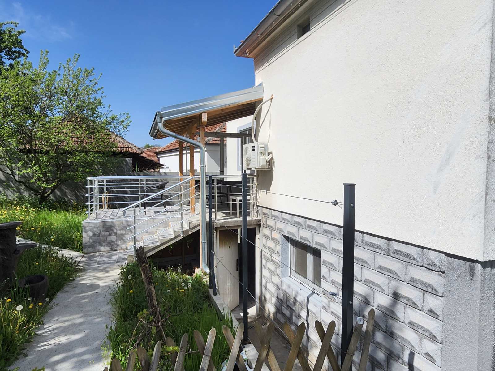 Sredjena kuca 200m2 sa visokim zidovima i potpuno privatnoscu 4km od Soko Banje Resnik 2