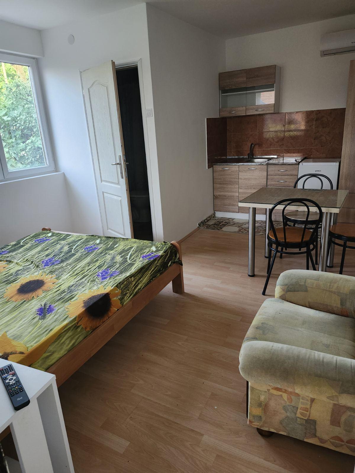 Sredjena kuca 200m2 sa visokim zidovima i potpuno privatnoscu 4km od Soko Banje Resnik 3