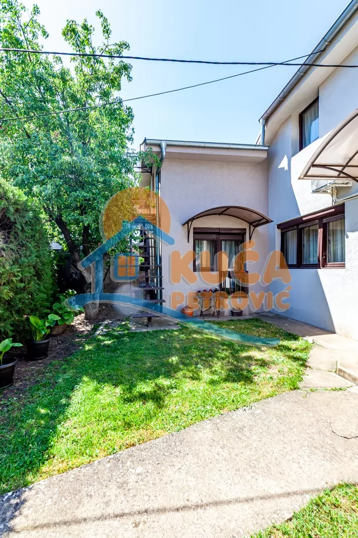 Trosobna kuća, 188 m2, Donji Komren, Bračka ID: p-016427 2