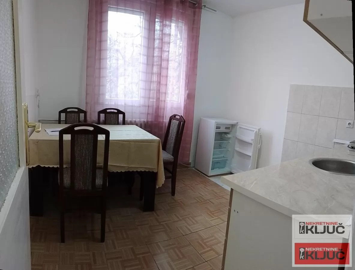 Dobar dvosoban stan na Staroj Detelinari 3
