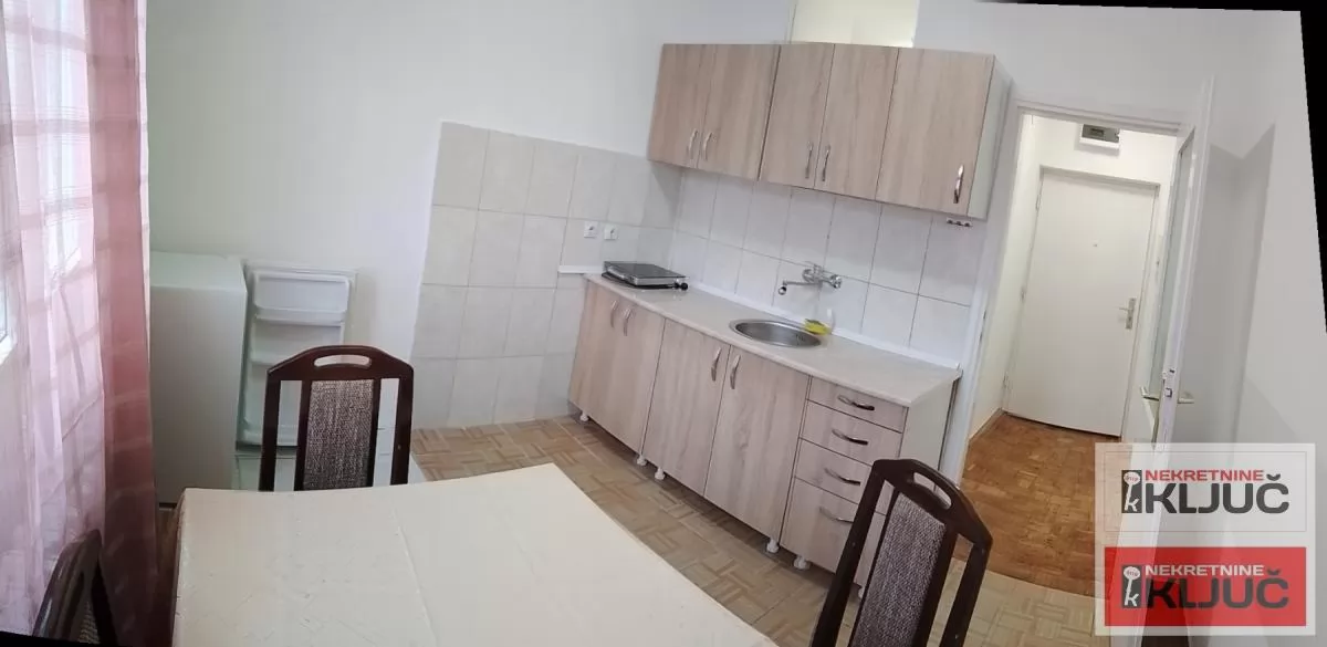 Dobar dvosoban stan na Staroj Detelinari 4