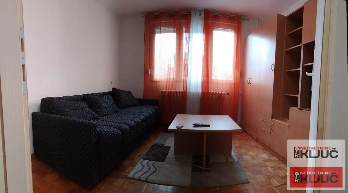 Dobar dvosoban stan na Staroj Detelinari 7