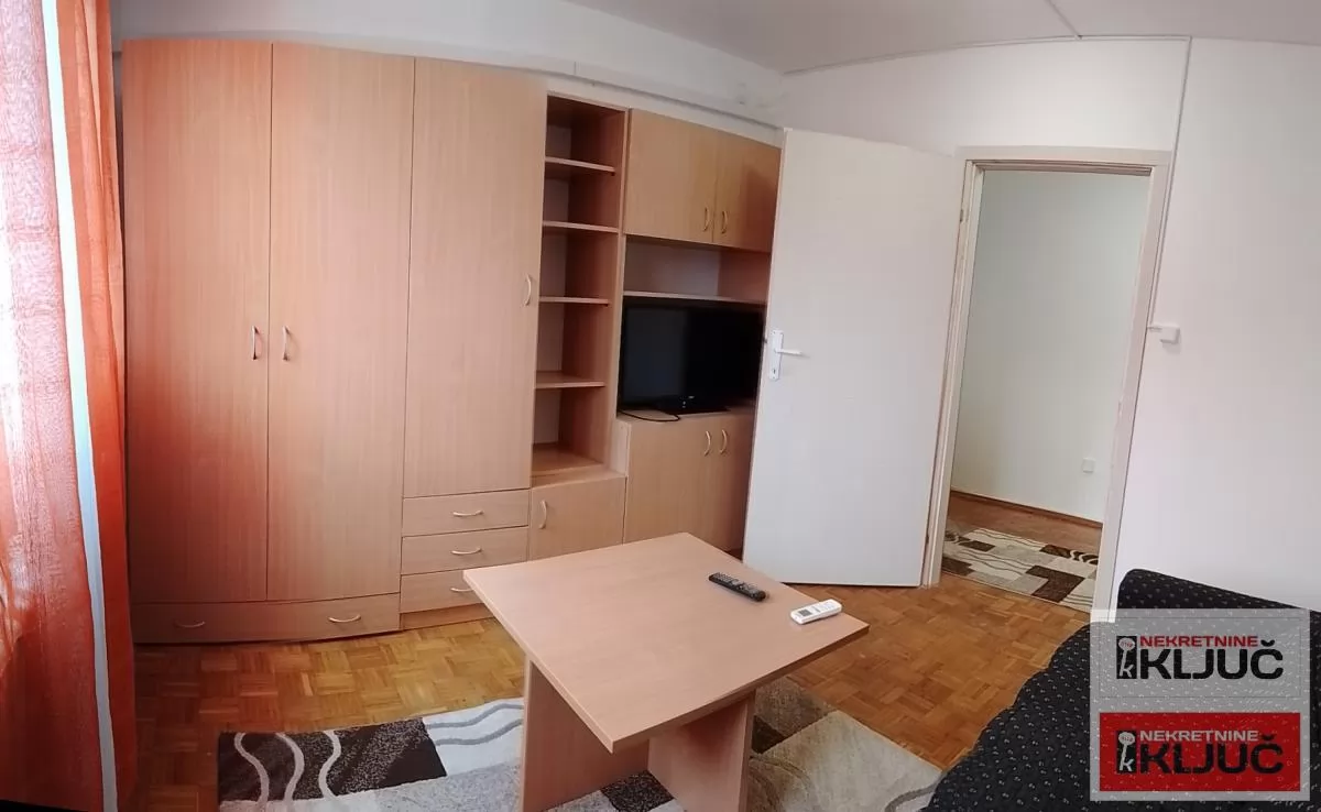 Dobar dvosoban stan na Staroj Detelinari 8