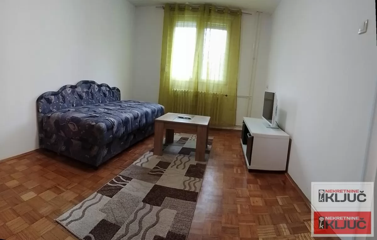 Dobar dvosoban stan na Staroj Detelinari 9