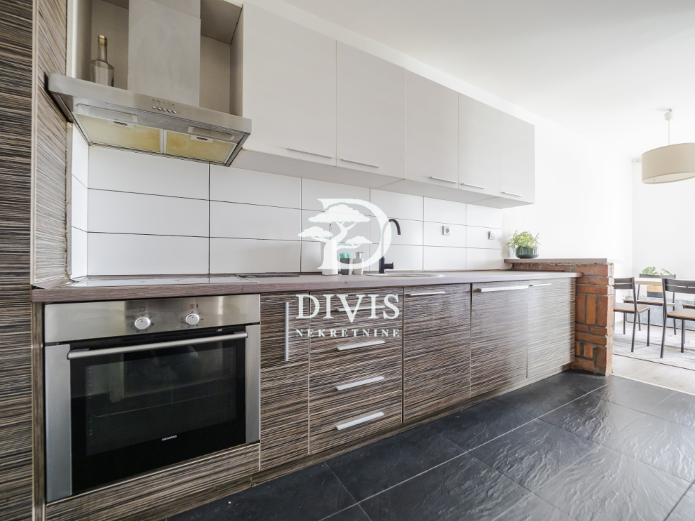 Svetao 3 0 stan sa dve terase na Konjarniku  82m2 2