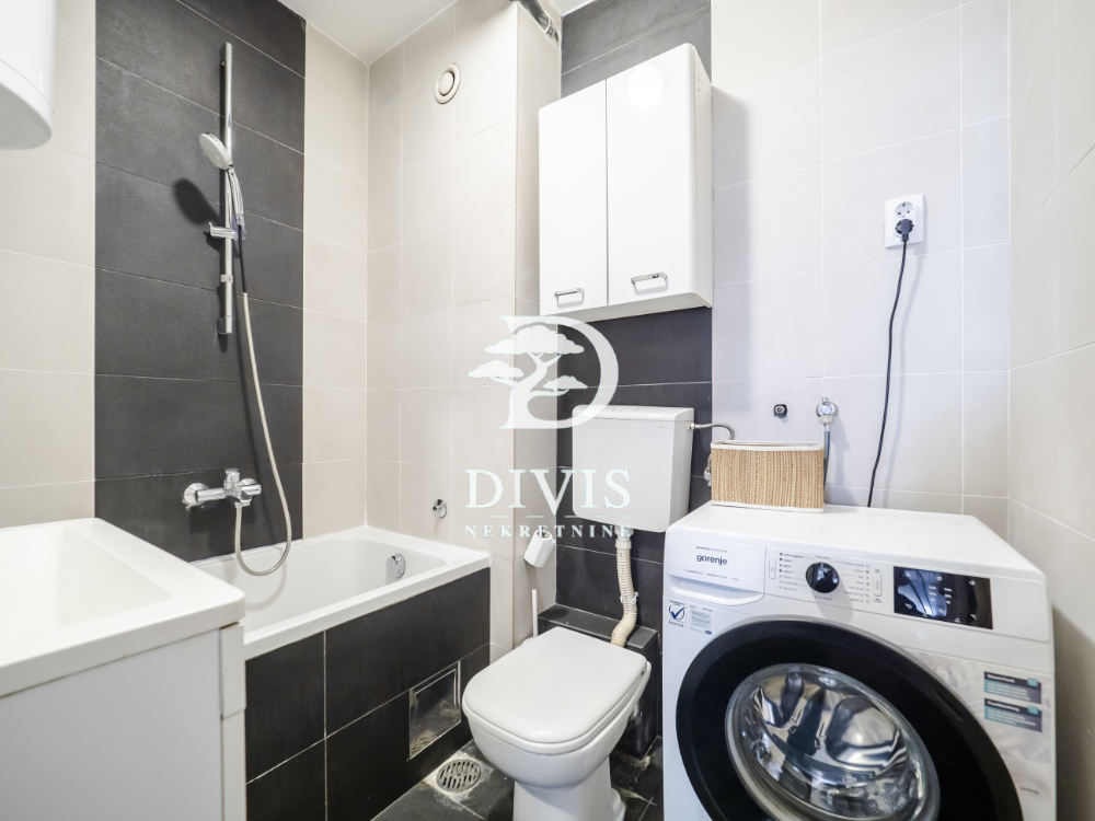 Svetao 3 0 stan sa dve terase na Konjarniku  82m2 3