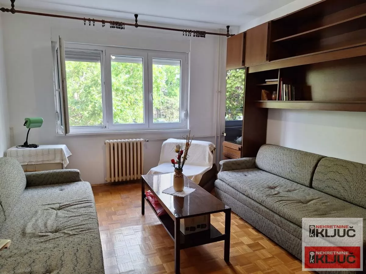 SAJMIŠTE, 64m2, Dvosoban može Dvoiposoban,delimično renoviran 1