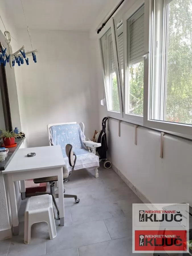 SAJMIŠTE, 64m2, Dvosoban može Dvoiposoban,delimično renoviran 10