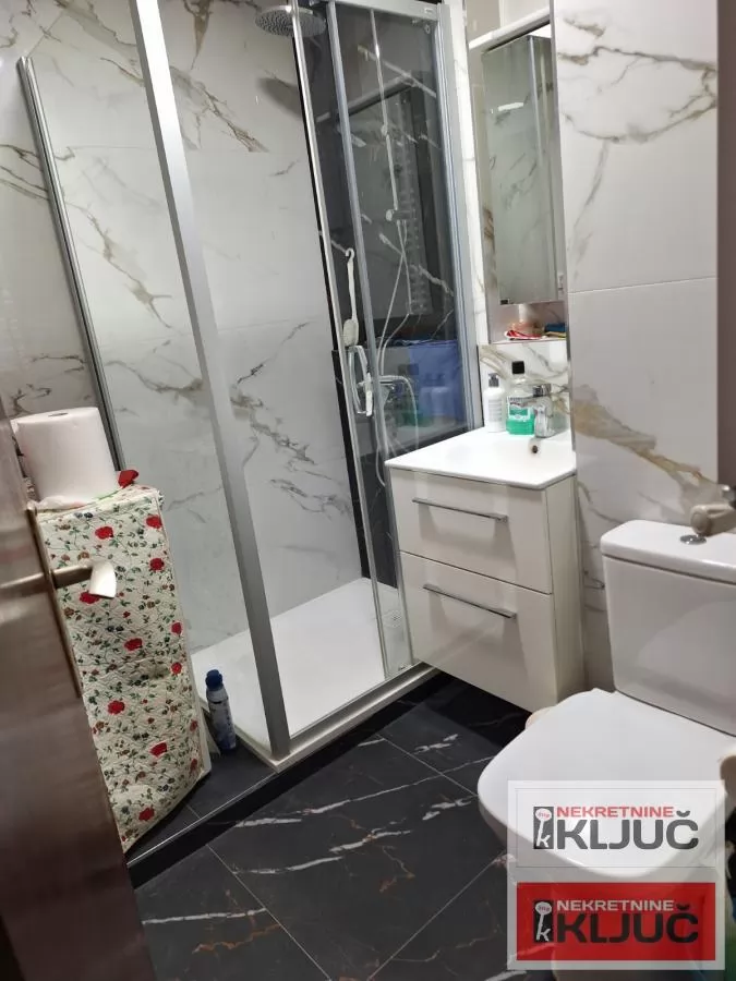 SAJMIŠTE, 64m2, Dvosoban može Dvoiposoban,delimično renoviran 12