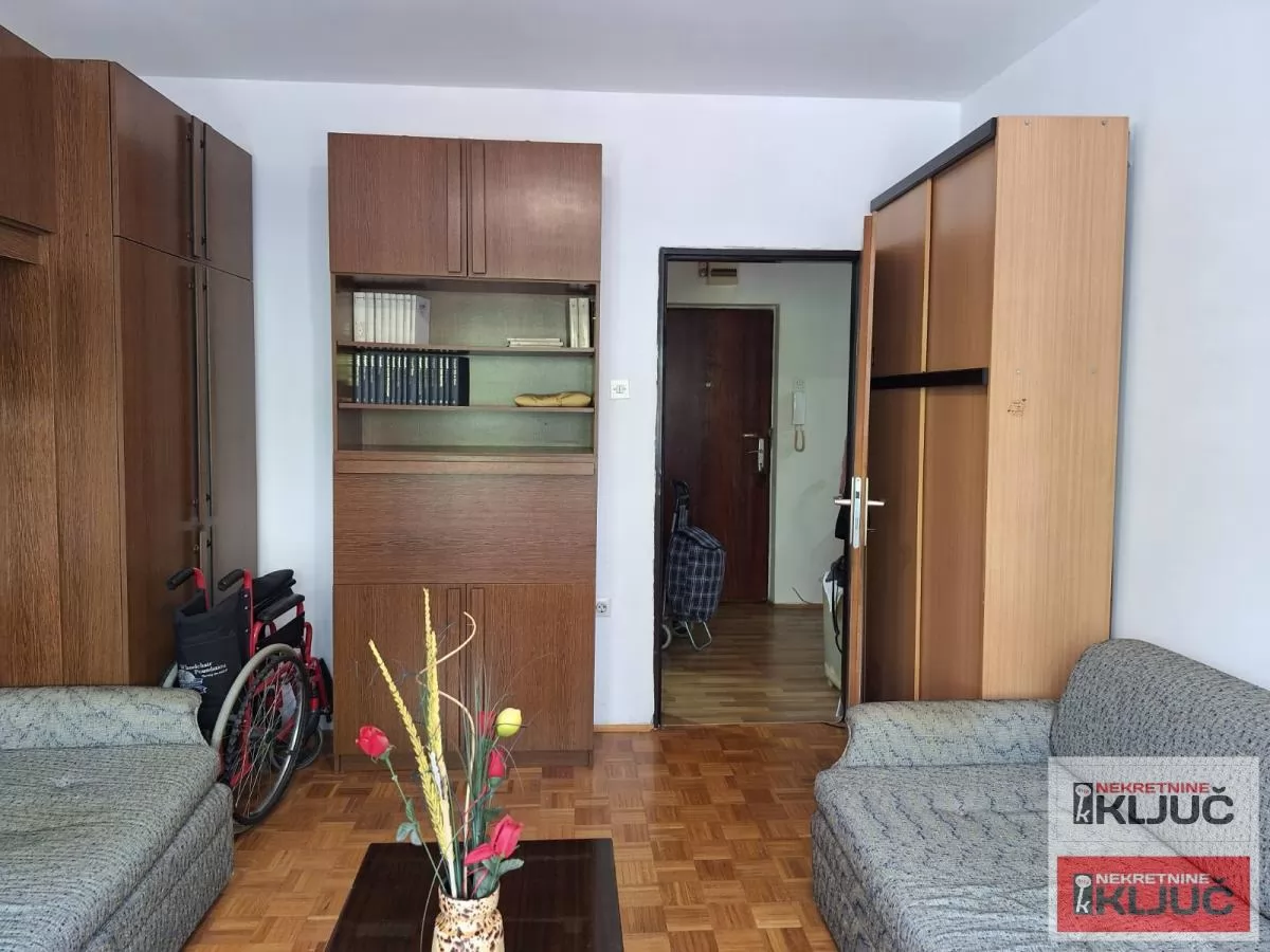SAJMIŠTE, 64m2, Dvosoban može Dvoiposoban,delimično renoviran 3
