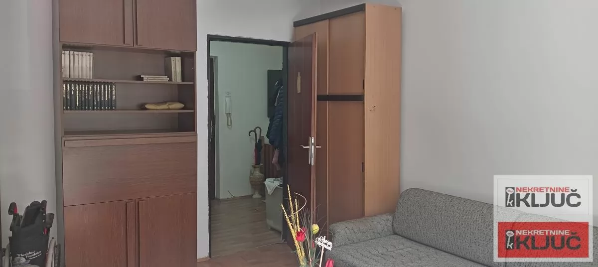SAJMIŠTE, 64m2, Dvosoban može Dvoiposoban,delimično renoviran 4