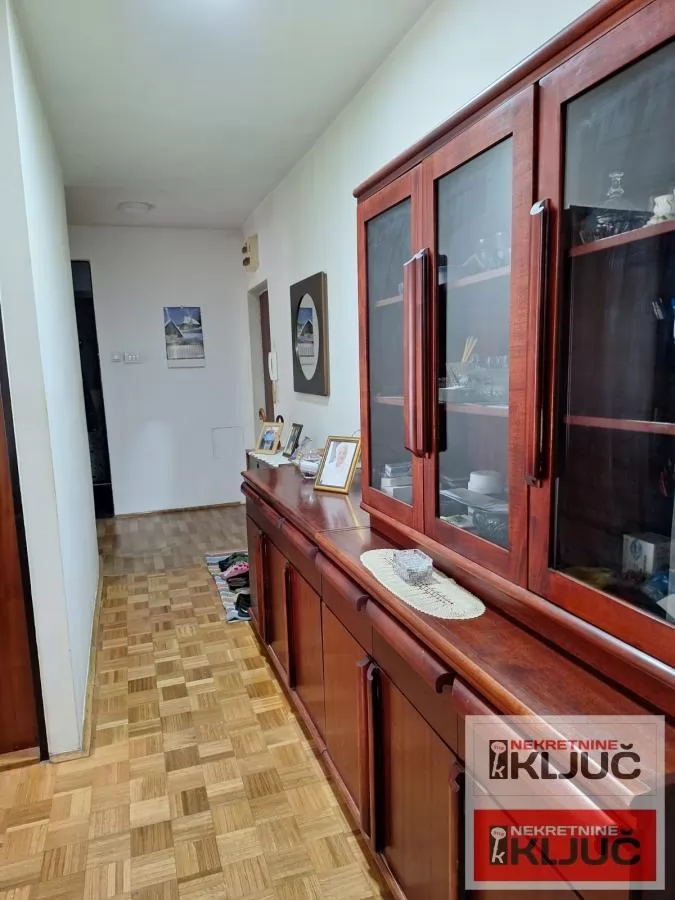 SAJMIŠTE, 64m2, Dvosoban može Dvoiposoban,delimično renoviran 8