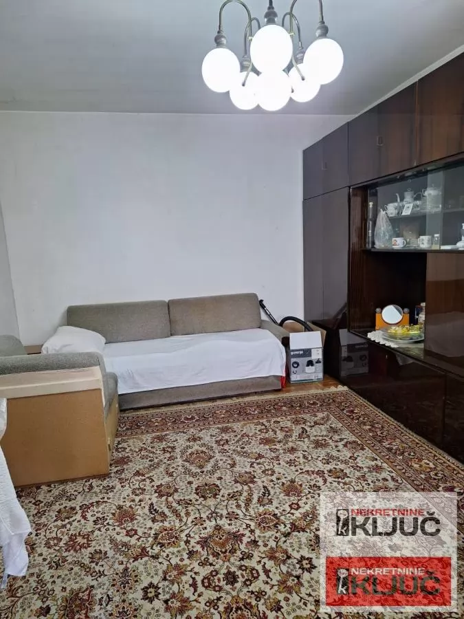SAJMIŠTE, 64m2, Dvosoban može Dvoiposoban,delimično renoviran 9