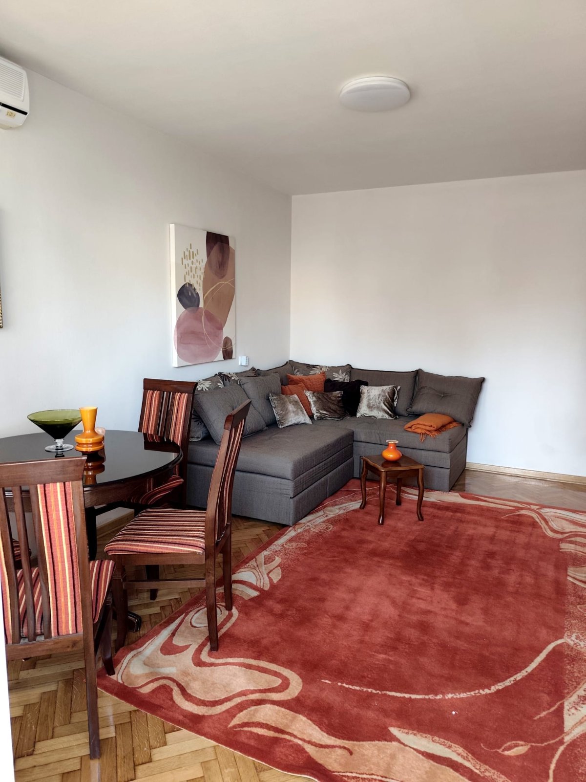 Izdajem dvosoban stan  Novi Beograd  Otona Župančića 50 m2 3