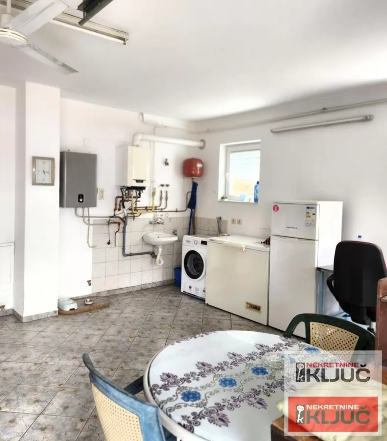 SREMSKA KAMENICA IZDAJE SE KUĆA SA GARAŽOM 11