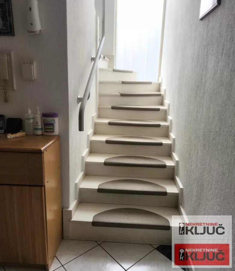 SREMSKA KAMENICA IZDAJE SE KUĆA SA GARAŽOM 16