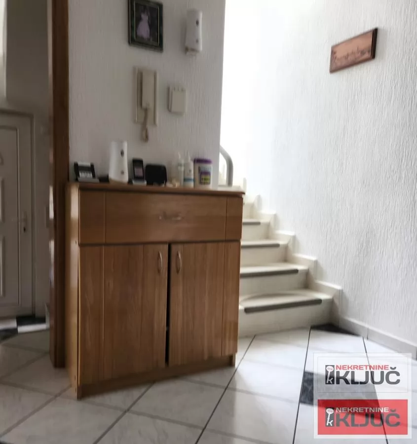 SREMSKA KAMENICA IZDAJE SE KUĆA SA GARAŽOM 17