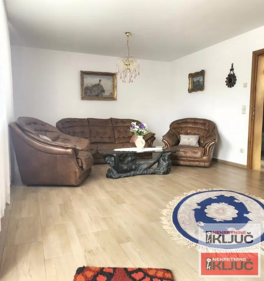 SREMSKA KAMENICA IZDAJE SE KUĆA SA GARAŽOM 32
