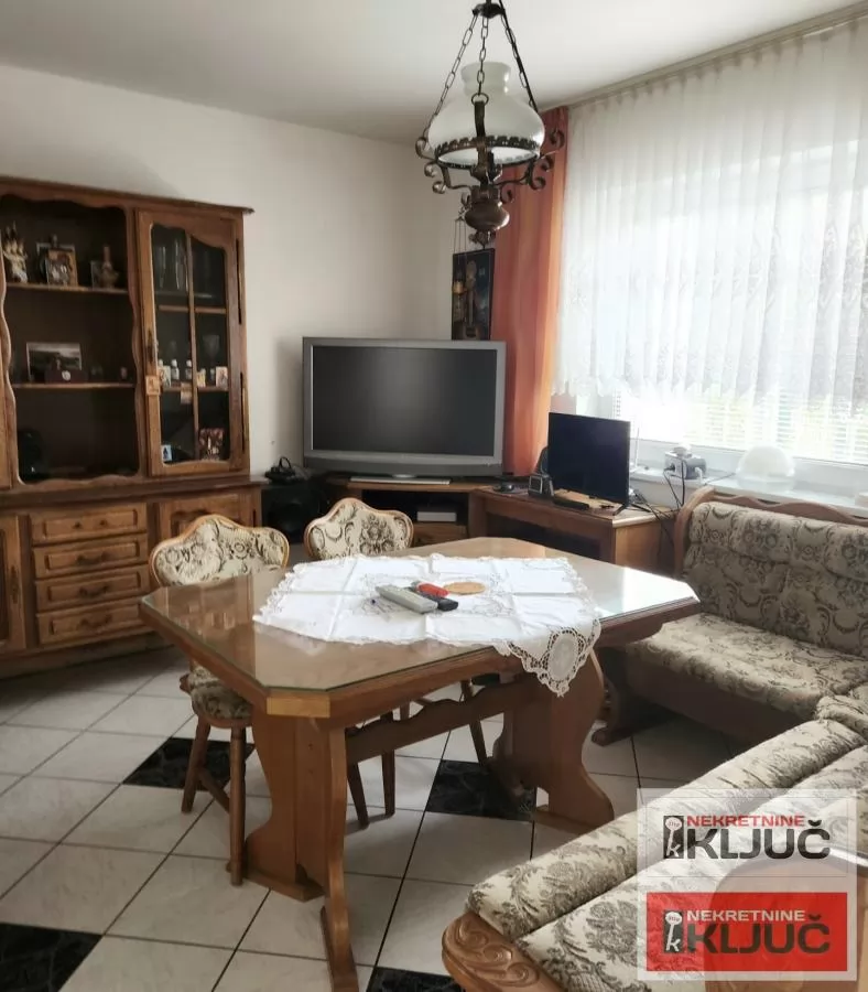 SREMSKA KAMENICA IZDAJE SE KUĆA SA GARAŽOM 5