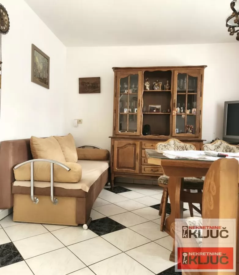 SREMSKA KAMENICA IZDAJE SE KUĆA SA GARAŽOM 6