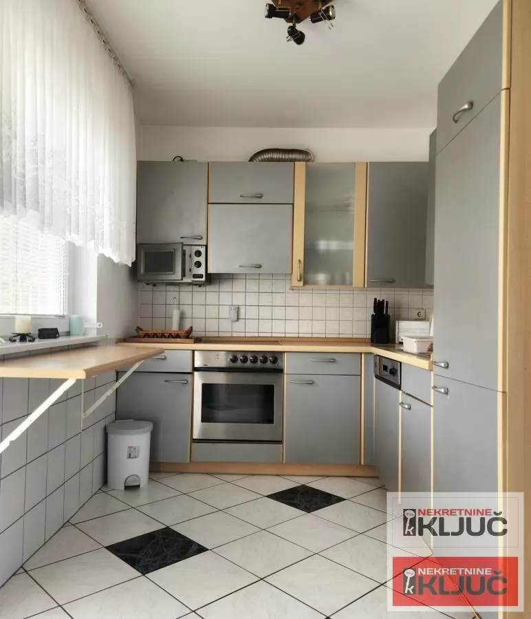 SREMSKA KAMENICA IZDAJE SE KUĆA SA GARAŽOM 7