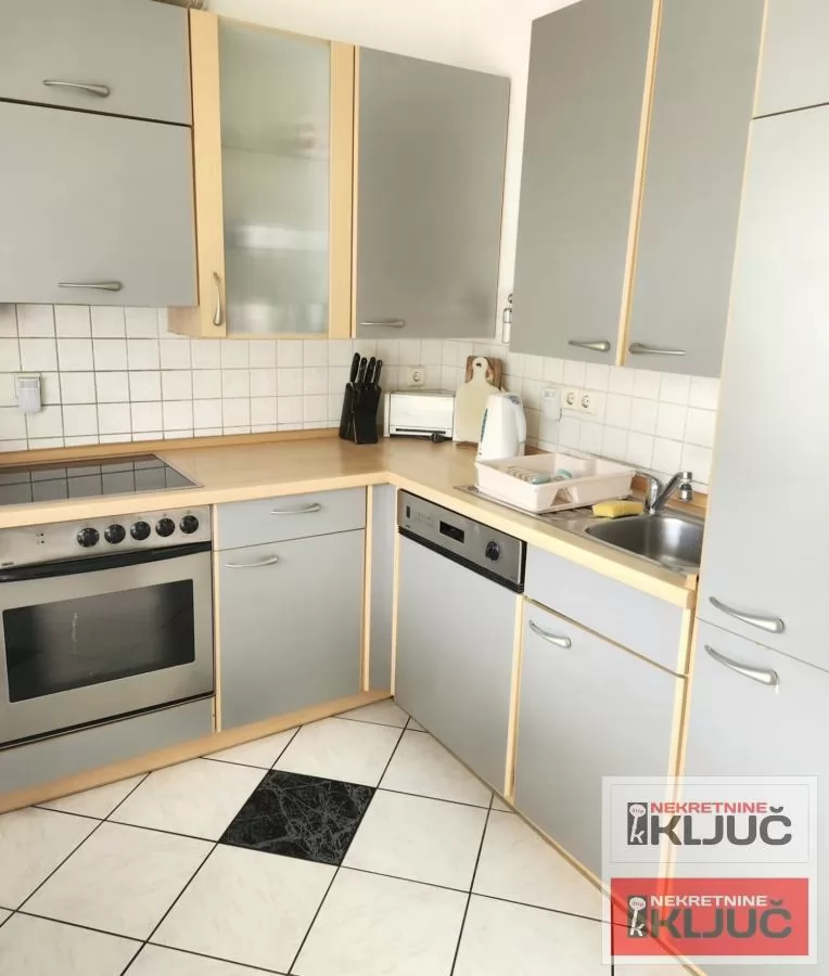 SREMSKA KAMENICA IZDAJE SE KUĆA SA GARAŽOM 8