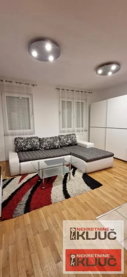 Odlicna garsonjera u blizini Sajma 1