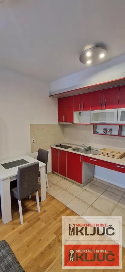 Odlicna garsonjera u blizini Sajma 2
