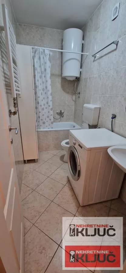 Odlicna garsonjera u blizini Sajma 7