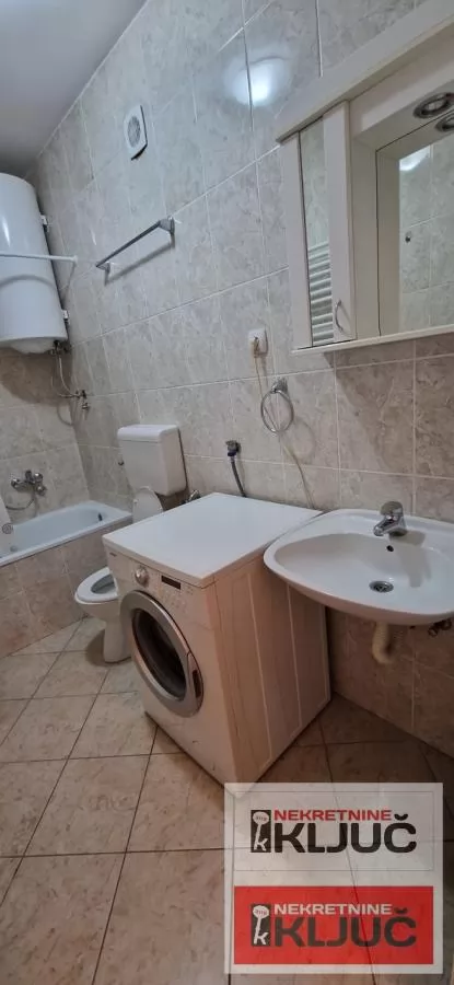 Odlicna garsonjera u blizini Sajma 8
