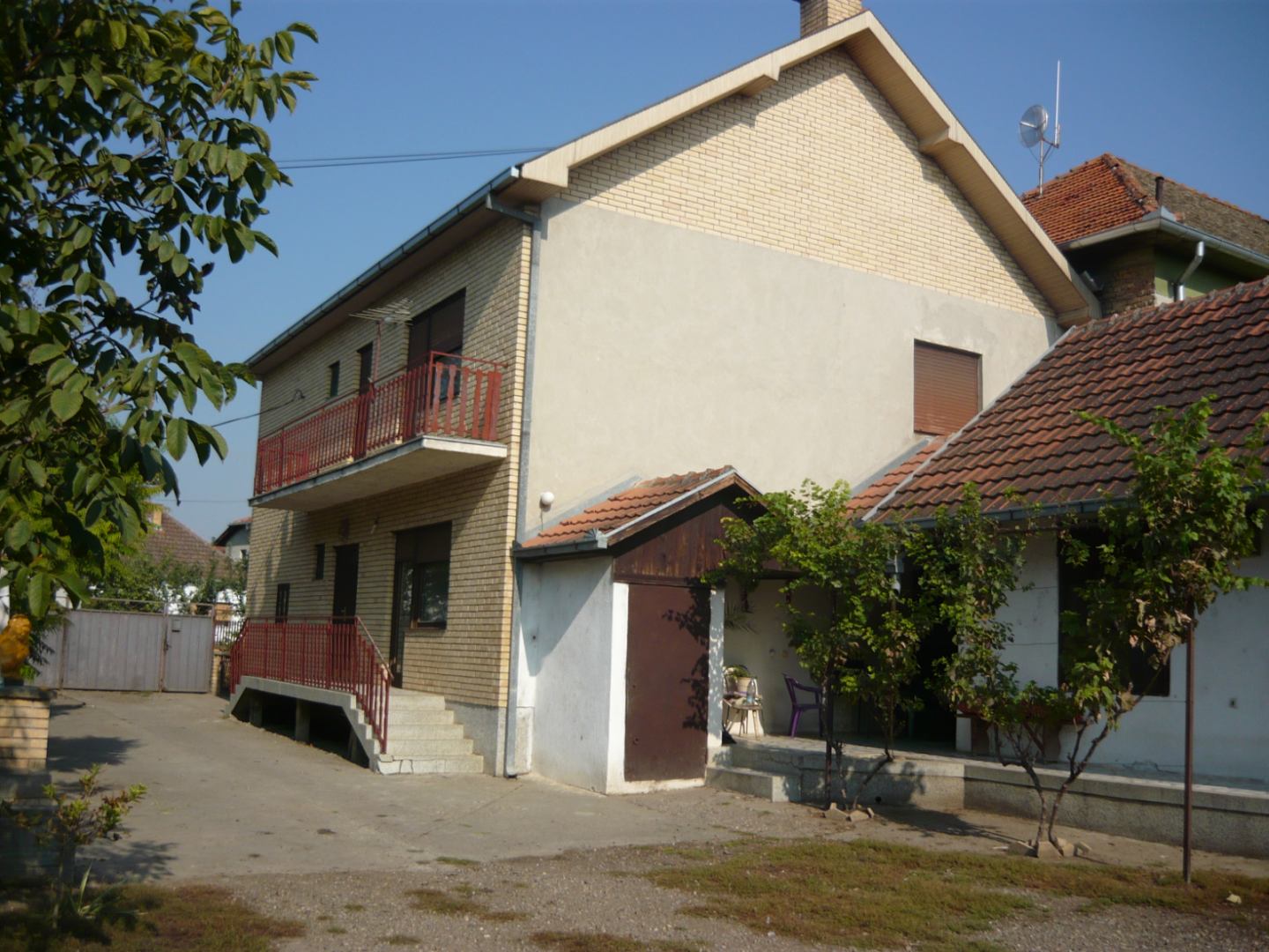 Prostrana kuća vrhunskog kvaliteta gradnje  sa pomoćnim objektima 2