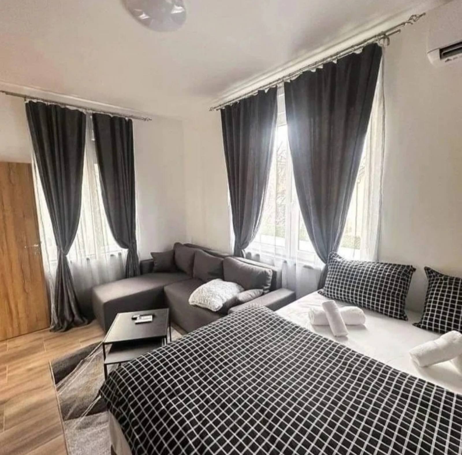 EKSKLUZIVNA PRODAJA polovina vile sa 2 apartmana u centru Mataruške Banje 1