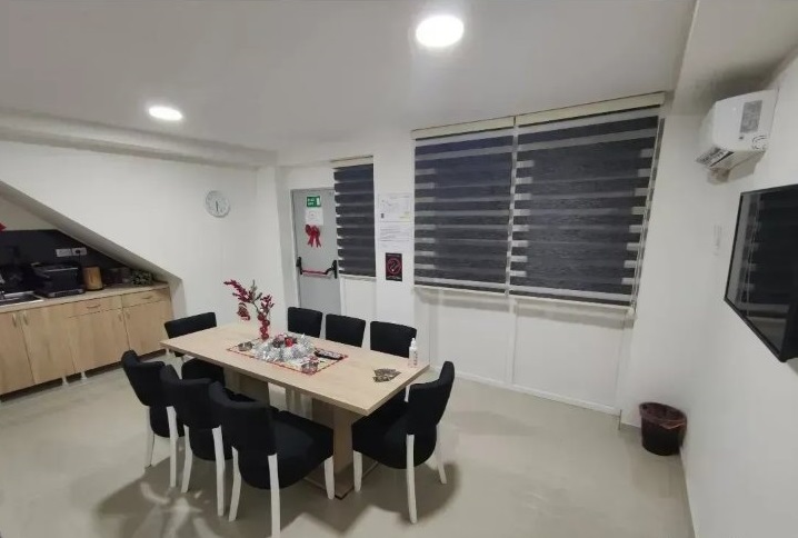 Hotel u samom centru Odzaka 9 jedinica oprema gratis 2
